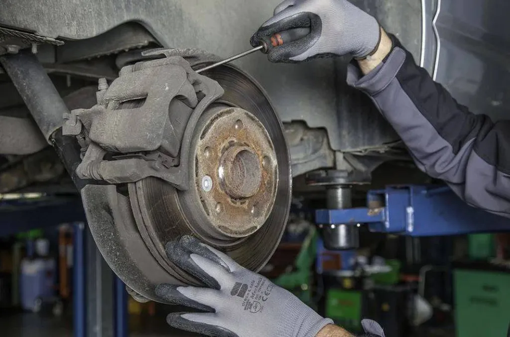 Remplacement de plaquettes de freins sur véhicule de la marque CITROEN dans un garage proche de Léognan