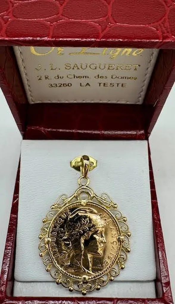 Bijou d'Exception à La Teste de Buch : Le Pendentif Porte-Pièce d'Or chez Or Ligne en Gironde