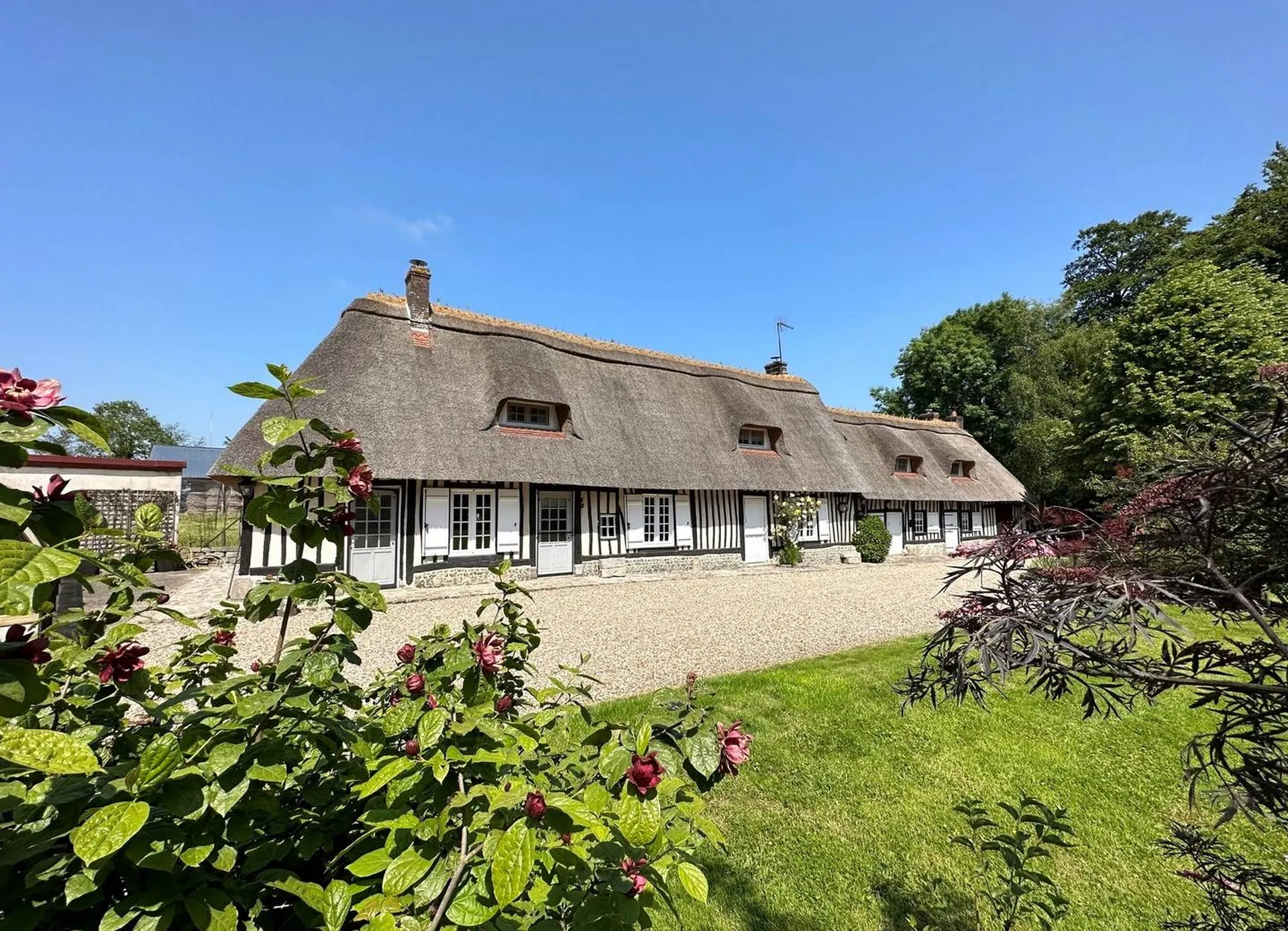 A vendre chaumière de caractère, d'environ 220 m² habitables, baignée de lumière naturelle.