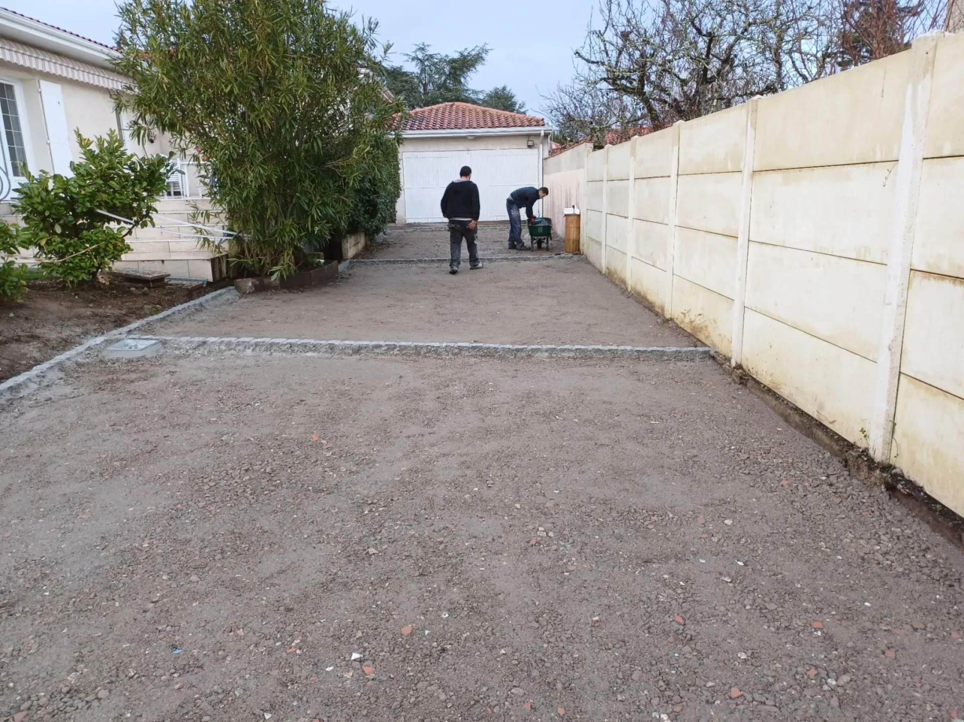 Aménagement extérieur par TTL33 en béton désactivé et granit à saucats