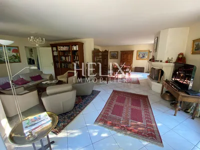 Saint-Germain-En-Laye = Quartier du Pontel . Belle maison de 198m² sur un terrain de 714 m².
Elle se compose  d'une entrée, un double séjour de 52 m²  avec cheminée  donnant sur terrasse et jardin, bénéficiant d'une double exposition , une cuisine séparée