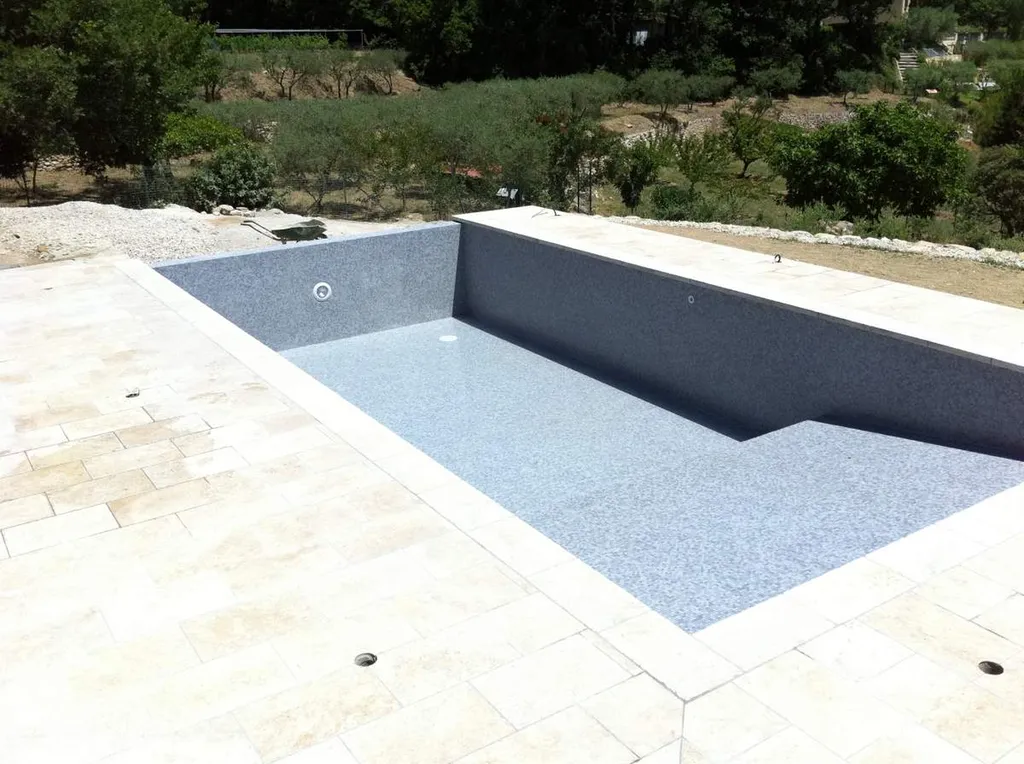 Réalisation d'une mosaïque d'une piscine à Salon de Provence