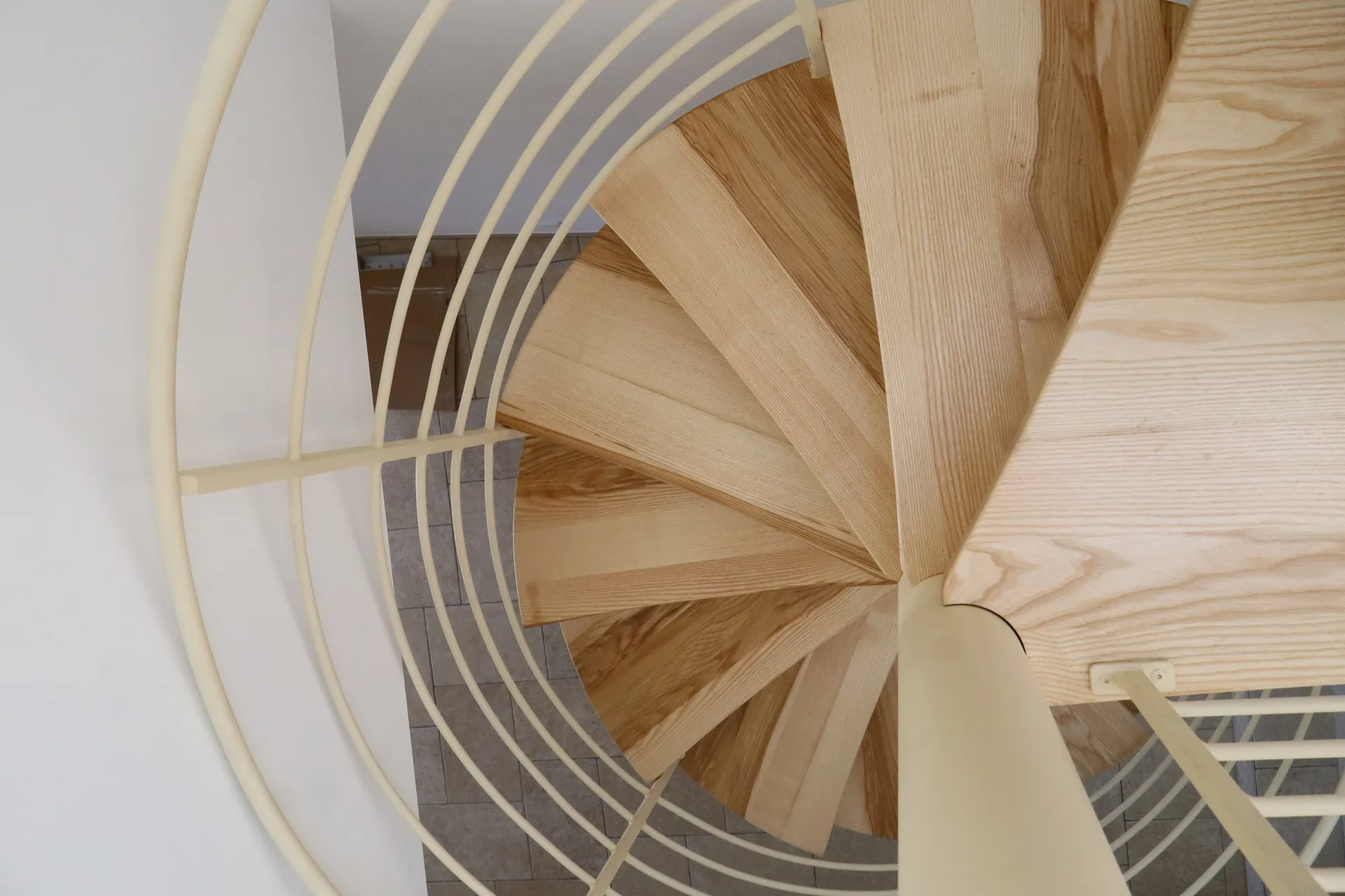 Escalier hélicoïdal sur mesure bois et métal aux lignes courbes réalisé à Saint-Jean-le-Centenier