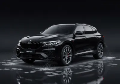 Application traitement céramique haute performance effet hydrophobe sur SUV noir à Vallauris, brillance garantie