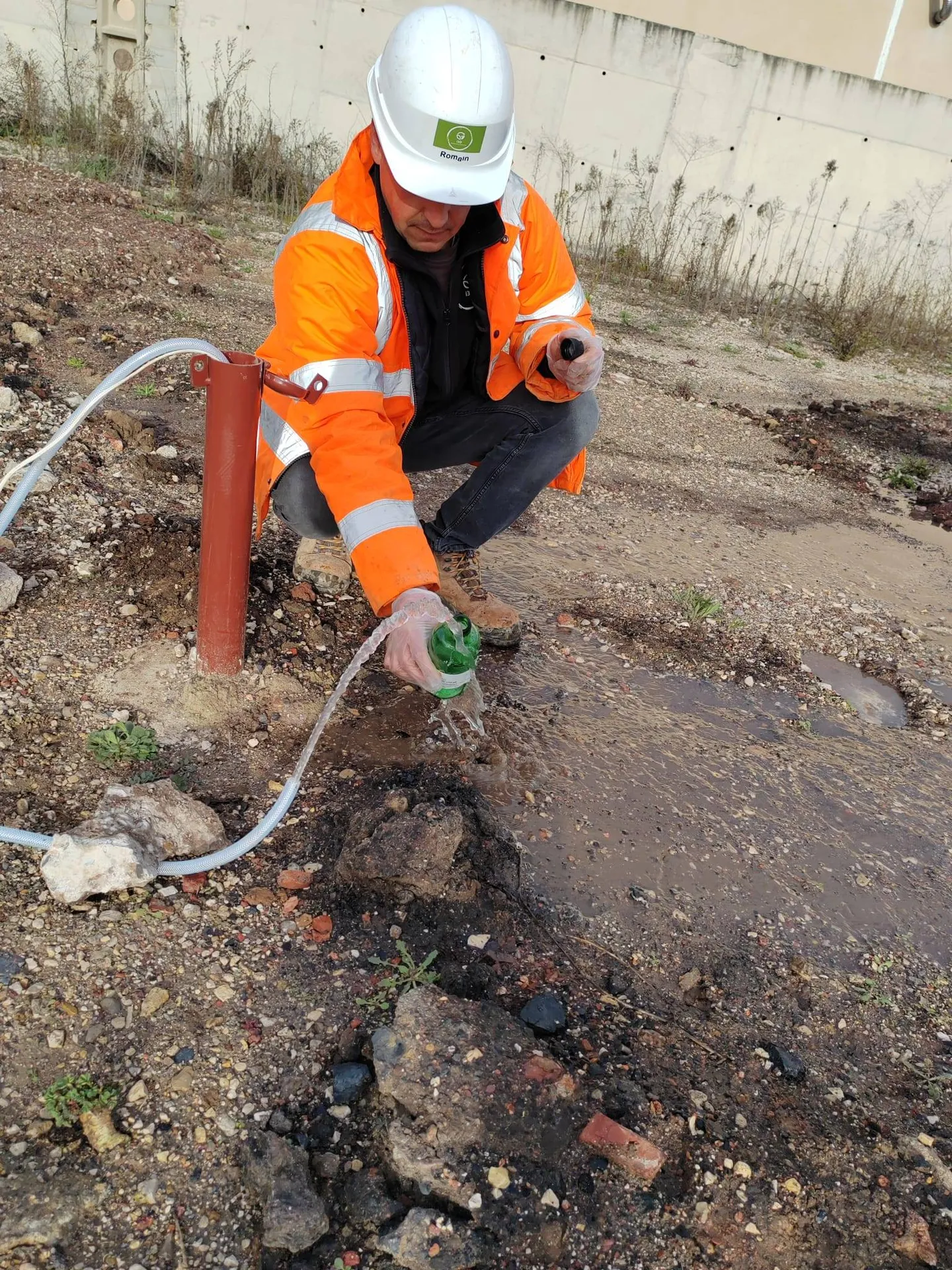 Prélèvements à l'aide d'une pompe à piézomètre  pour analyses