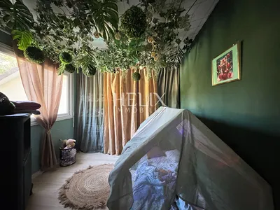 A vendre Orgeval , exceptionnelle maison de 350 M2 édifiée sur un terrain arboré de 1056 m2 avec une piscine extérieur, le calme absolu.