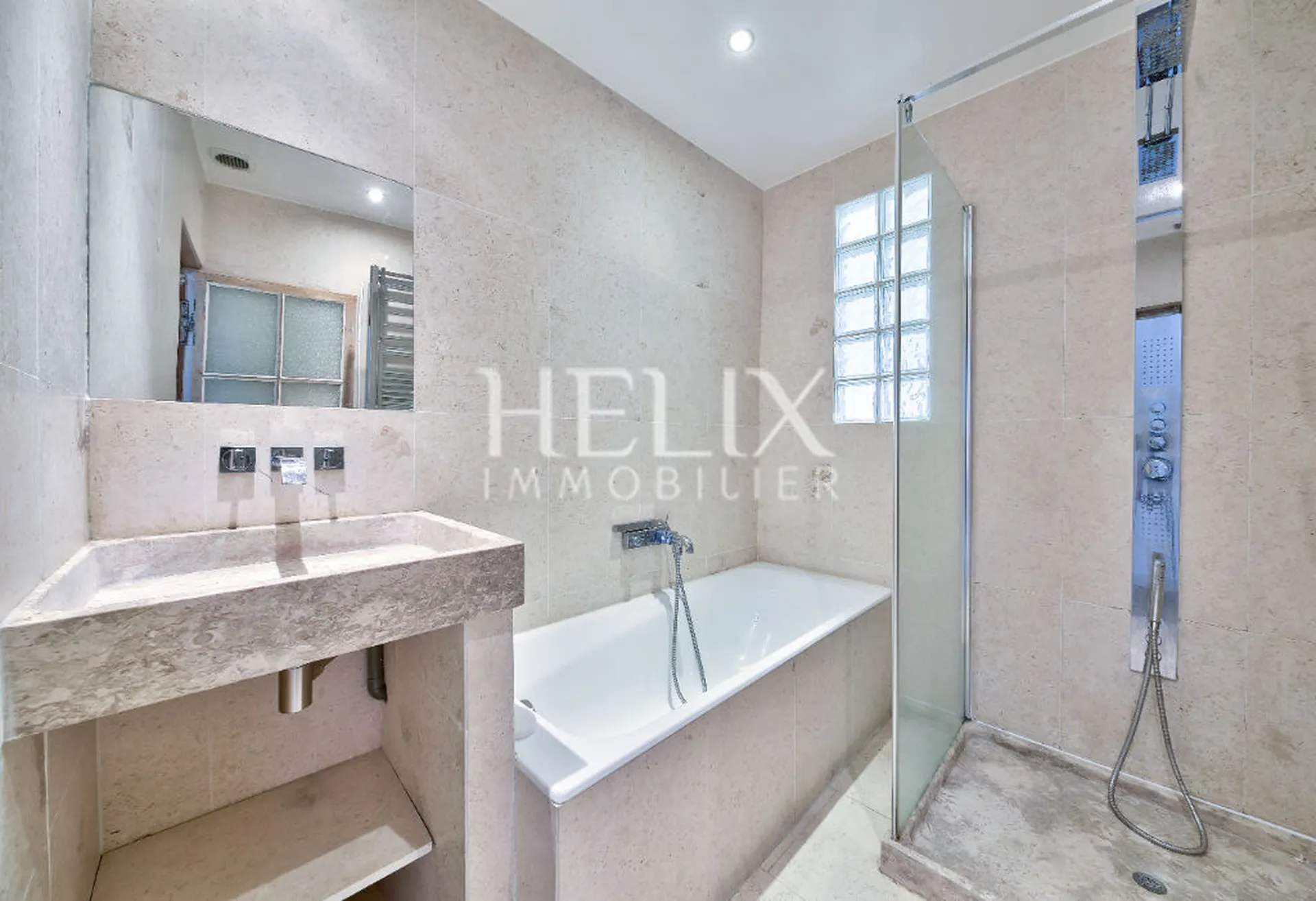 Saint Germain en Laye dans la rue de Lorraine un appartement avec 3 chambres dans un immeuble historique