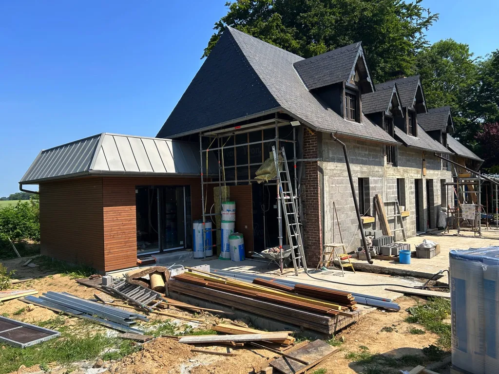 Rénovation de façade en colombages sur une maison à Gommerville