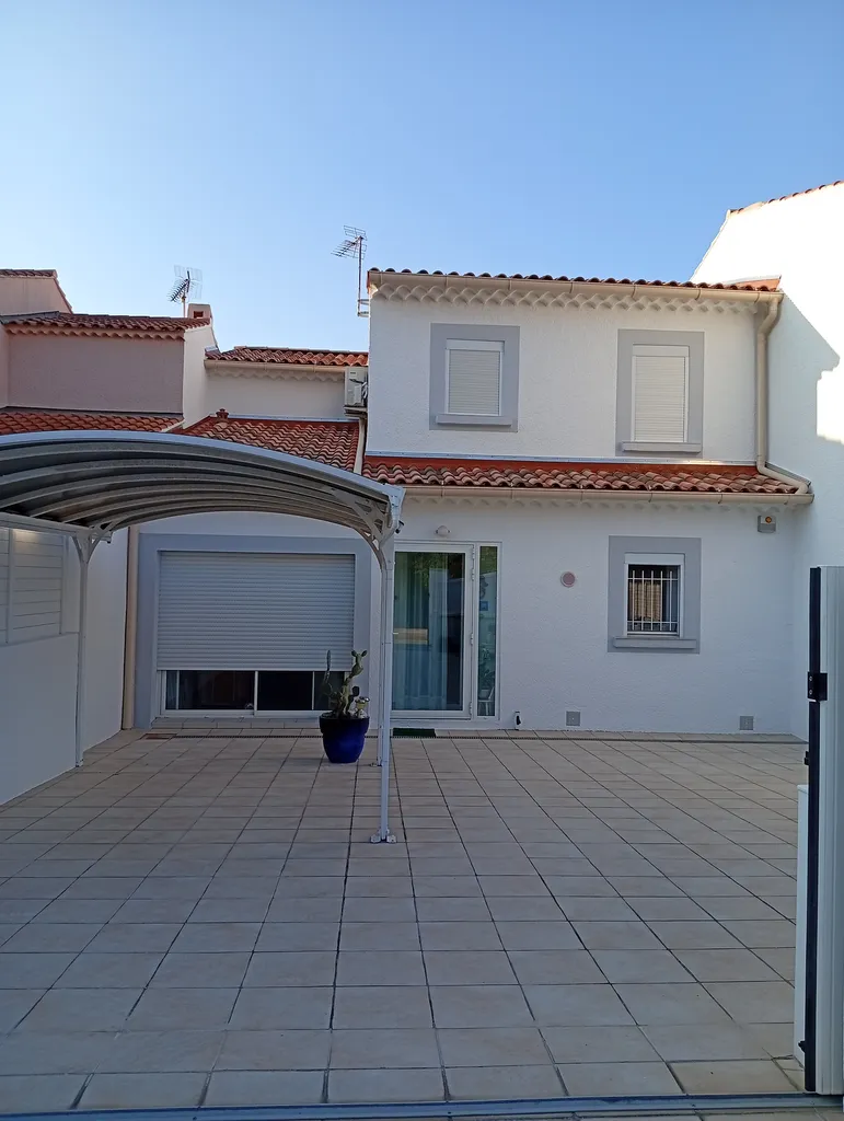 Reprise de peinture de façade avec traitement des fissures et des encadrements de fenêtres à Sainte-Maxime