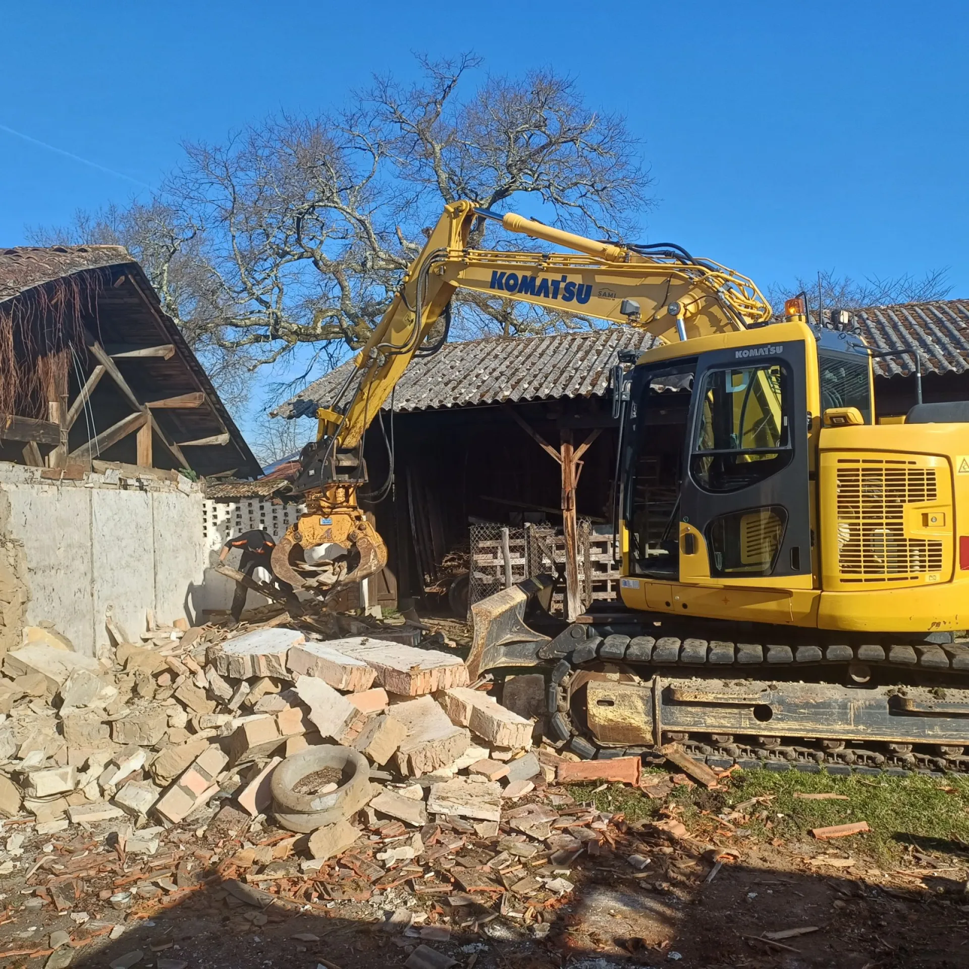 A Saucats sur le Bassin d'Arcachon : Démolition d'un ancien chai et grange chez un particulier