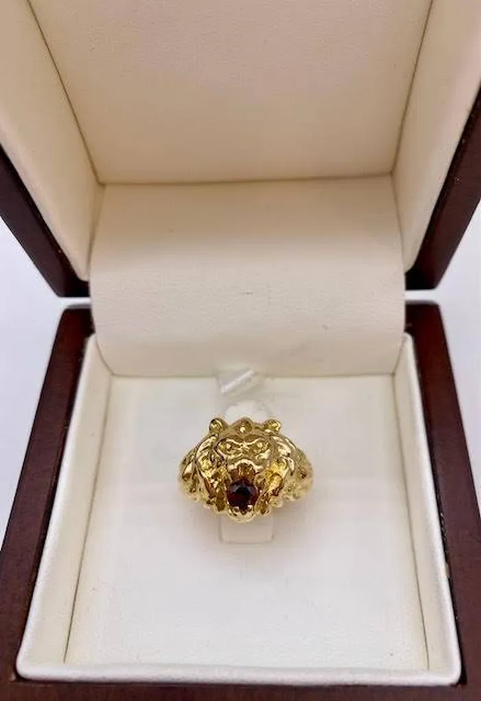 Symbole de Pouvoir: Découvrez la Bague Lion avec Rubis de 0.25 Carat chez Or Ligne près de Bordeaux