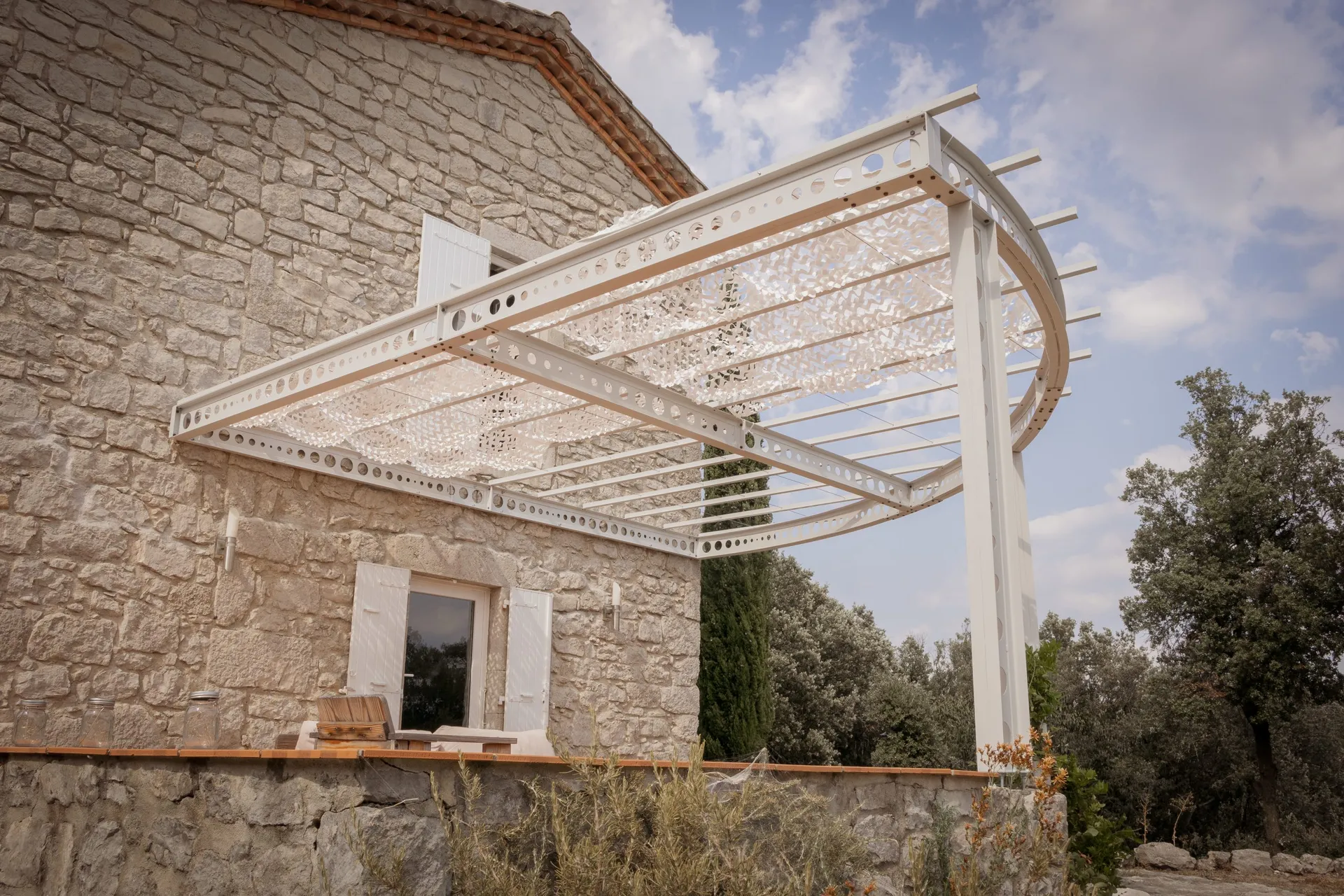Fabrication d'une pergola appelée circulaire de part sa forme pour ombrager une terrasse d'exception en Sud Ardèche