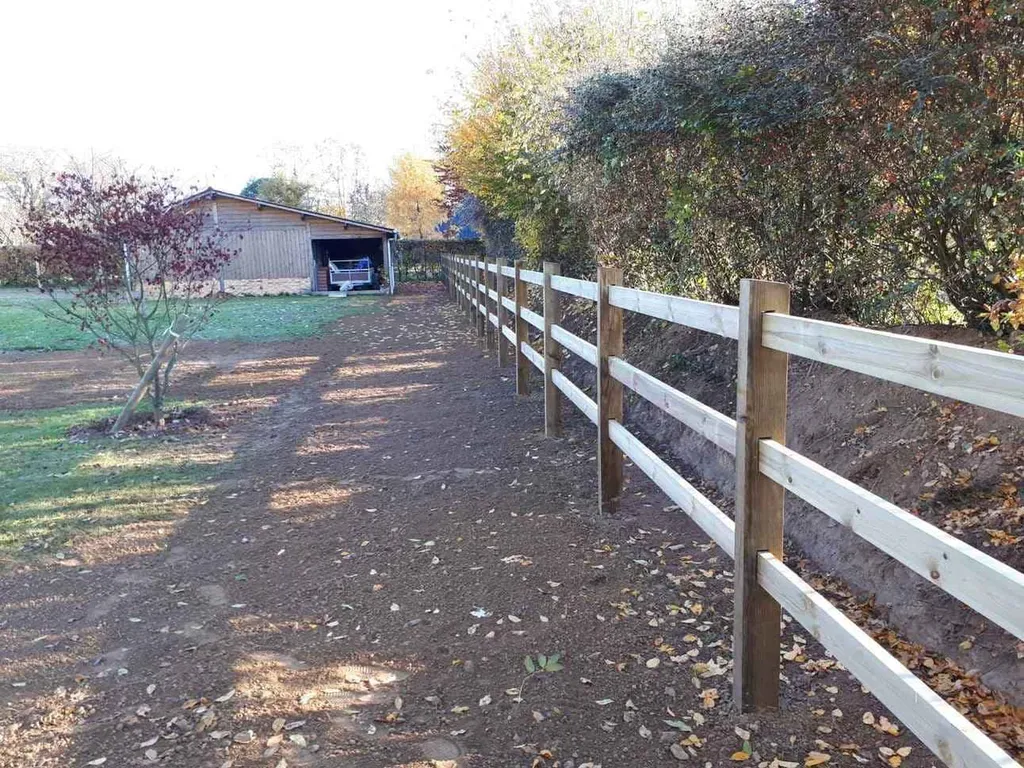 Installation de Clôture en Rondins de Bois Traité, Modèle Rustique pour Parcs et Terrains à Caudebec en Caux en Seine-Maritime 76 et Rives-en-Seine