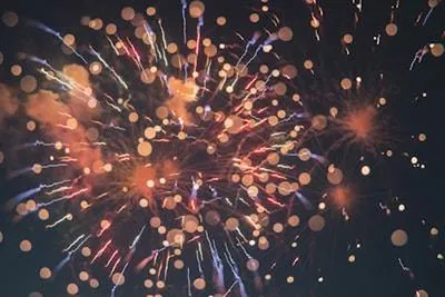 Les feux d'artifice de jour : LA nouvelle animation tendance pour un mariage inoubliable  Les Mariages de Mademoiselle L - Crédit photo Erwan Hesry