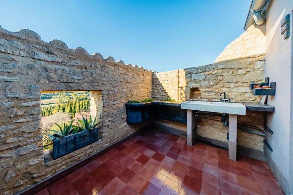 Vente - Crillon-Le-Brave - Élégante maison de village entièrement rénovée avec terrasse et vue