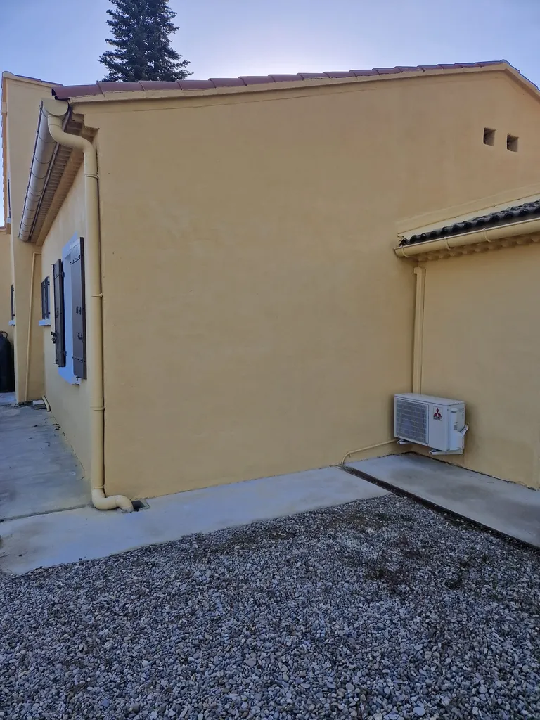 Ravalement de façade jaune et peinture de maison en phase deux après sinistre sécheresse à Mazan (84)
