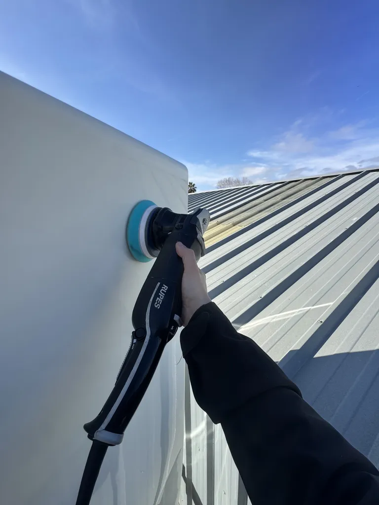 Polissage Intégral et Céramique Gtechniq Marine sur Van Dutch – La Référence de la Protection Nautique sur la Côte d'Azur