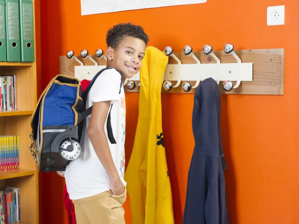 photographe maroquinerie cartable primaire à roulettes en situation