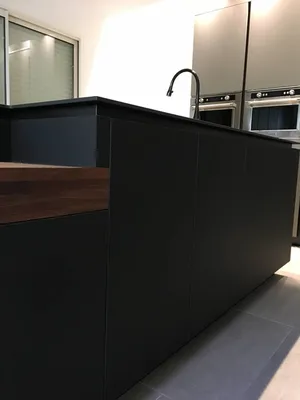 ilot fenix noir mat avec plan bois lamellé collé