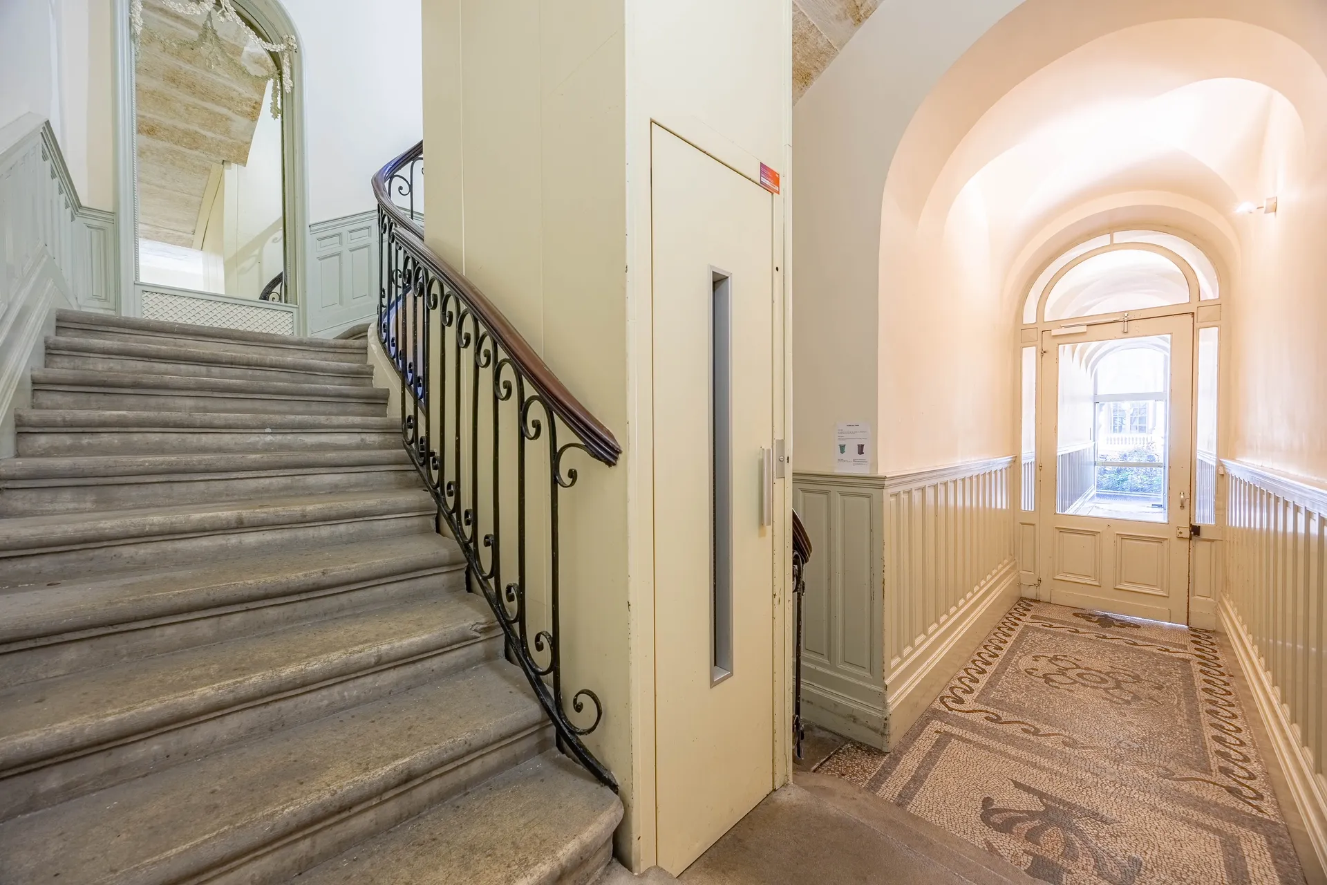 Superbe appartement en duplex au dernier étage avec terrasse, Place de la Comédie Bordeaux