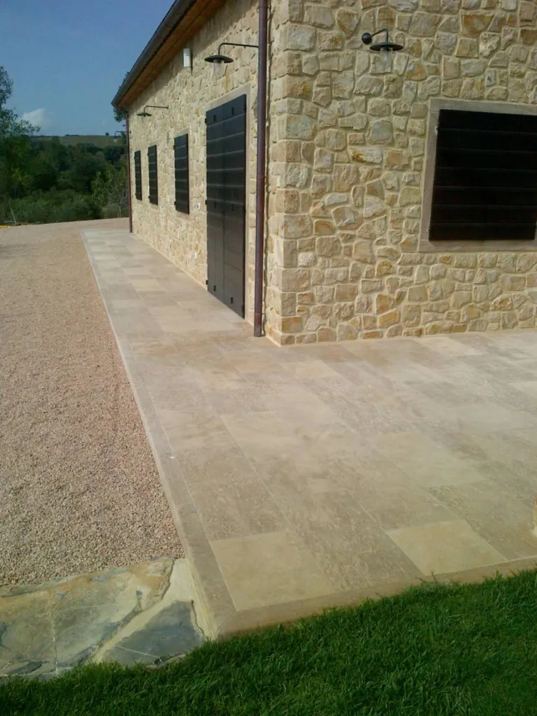 Terrasse avec dalle au meilleur prix, Cavaillon. Francepierre, situé au 36 rue de Bourgogne à Paris, uniquement sur RDV en ligne https://resaclick.net/francepierreparis.  Nos usines et ateliers sont en Dordogne (Nouvelle-Aquitaine) et dans le Gard (Occita