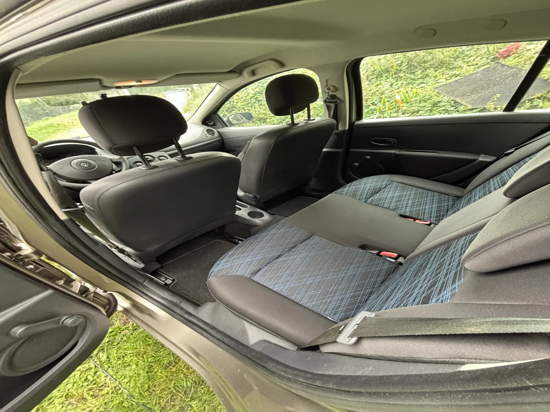 Nettoyage intérieur complet d'une Clio 3 d'un agriculteur à Sorbiers