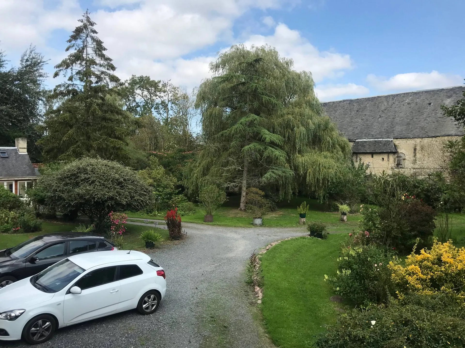 A visiter Ancien Corps de Ferme en matériaux de qualités et ses dépendances sur son parc arboré et sa mare a 10 minutes de Bayeux 14