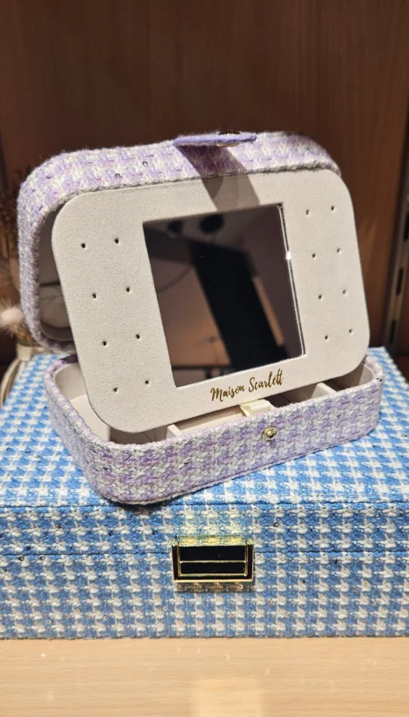 Boîte à bijoux Maison Scarlett pied-de-poule disponible chez Evasion Eu