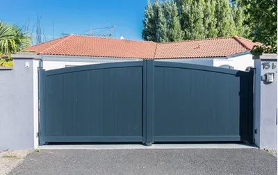 Portail battant motorisé en aluminium gris anthracite Bassin d'Arcachon