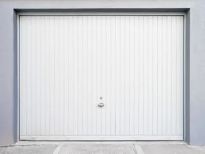 Installation porte de garage sectionnelle motorisée à nice