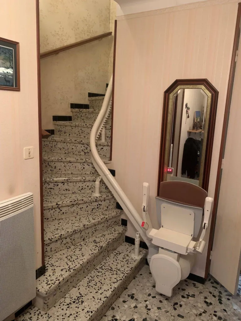Installation réussie pour ce fauteuil monte-escalier monorail OTOLIFT Modul'Air en intérieur à six fours dans le Var entre Toulon & Marseille Installation réussie pour ce fauteuil monte-escalier monorail OTOLIFT Modul'Air en intérieur à six fours dans le Var entre Toulon & Marseille