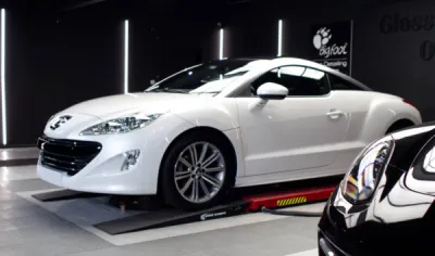 Protection et traitement céramique longue duré posé chez un spécialiste de la protection sur cette Peugeot RCZ