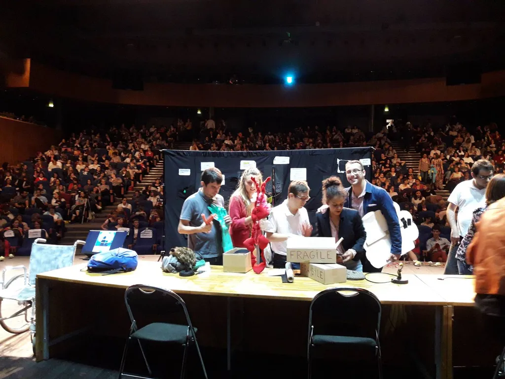 Auprès du monde associatif
