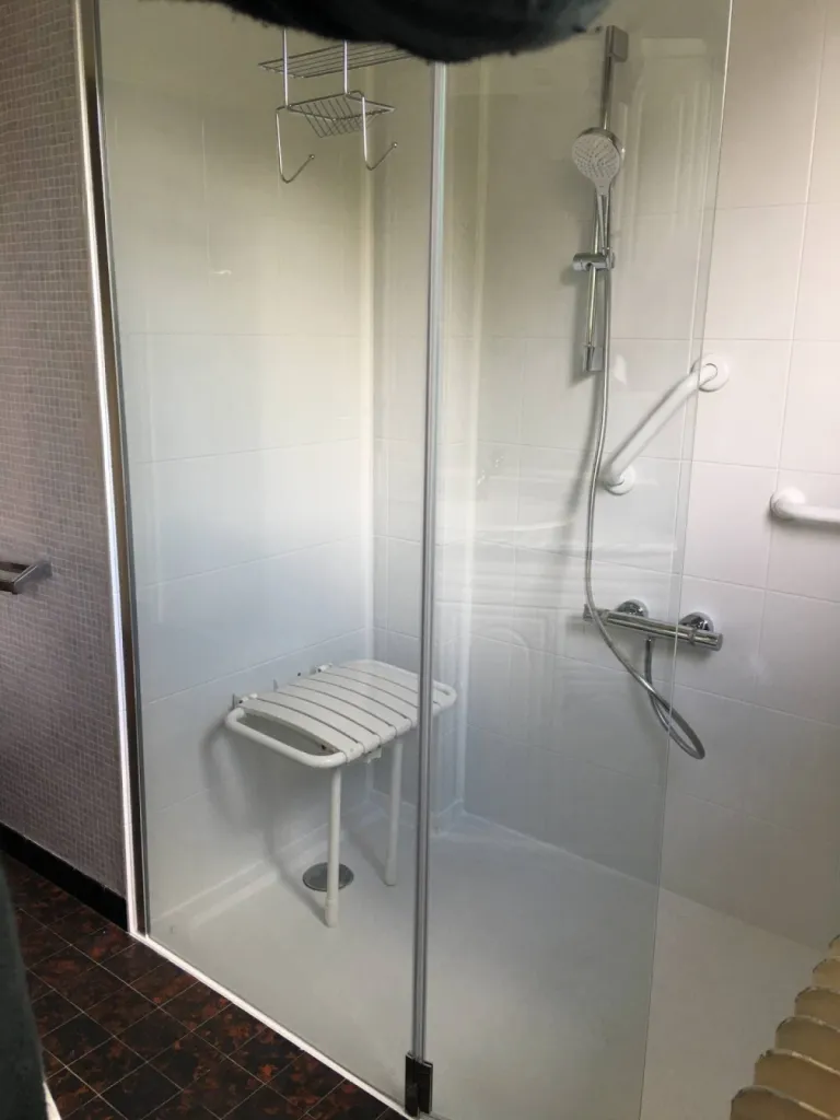 Remplacement baignoire par douche senior sécurisée