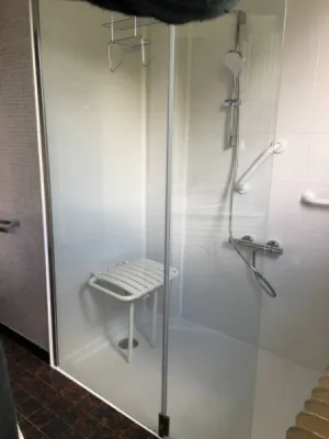 Remplacement baignoire par douche senior sécurisée