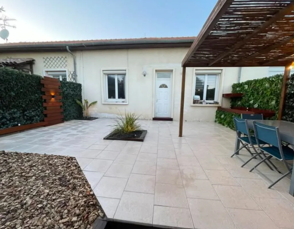 Aménagement extérieur complet à Frontignan : terrasse en dalle, pergola bois sur mesure et brise-vue design par Les Jardins d’Ailleurs Aménagement extérieur complet à Frontignan : terrasse en dalle, pergola bois sur mesure et brise-vue design par Les Jardins d’Ailleurs