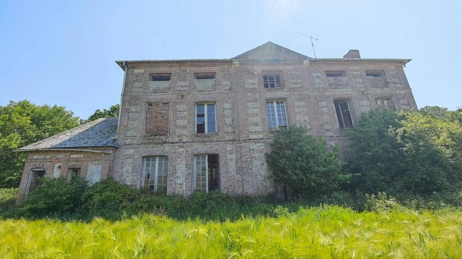 Manoir du XVIIIIème siècle de 320 m² à rénover, bâti sur un terrain de 4234 m² et situé dans la vallée de l'Yères.
