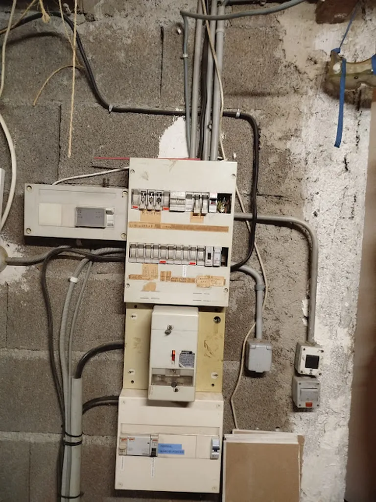 Avant la réalisation de mis aux normes par infiny elec à Laverune