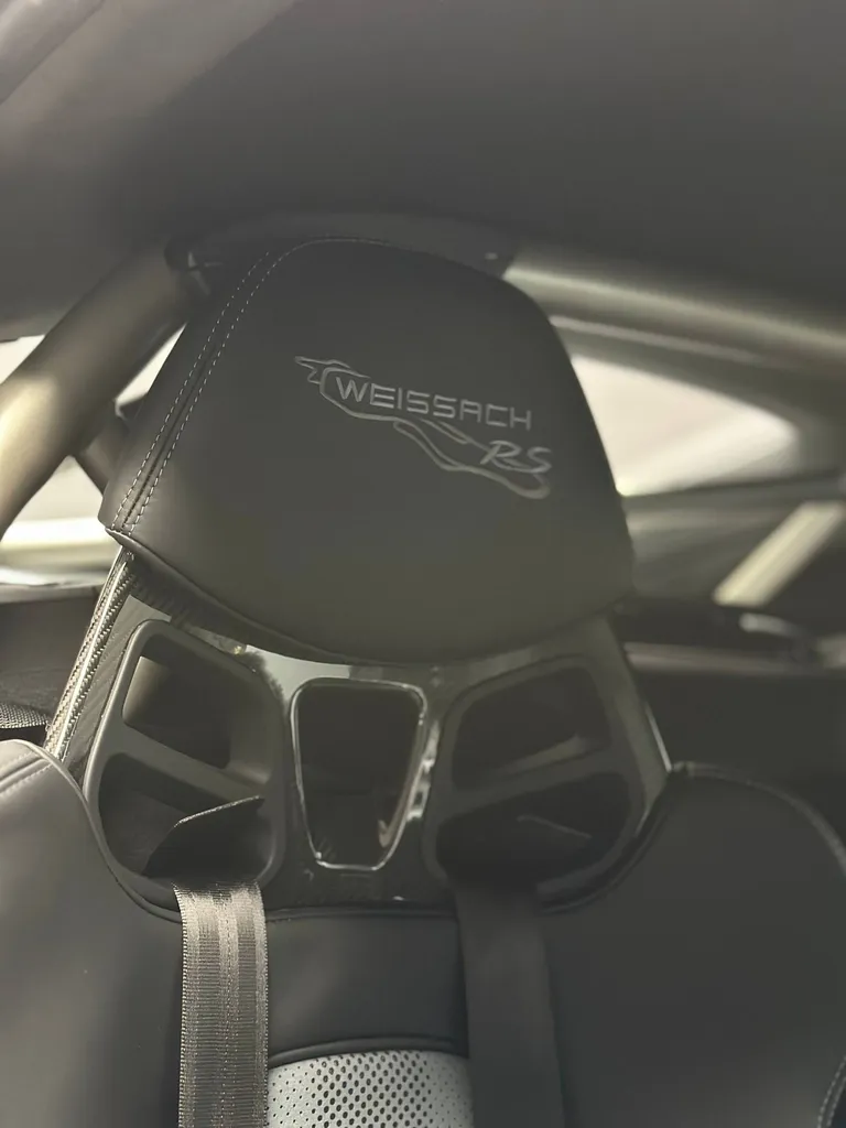 Lustrage sur une Porsche 718 Cayman GT4 RS à Le Mans (72)