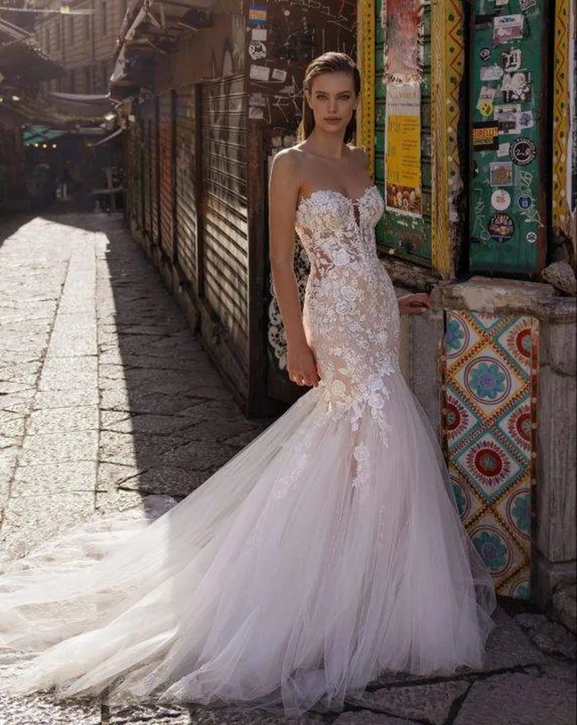 Robe de mariée siréne sienna avec bustier et profond décolleté et dentelle effet tatouage robe de haute couture proche MARSEILLE