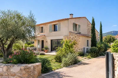 Maison traditionnelle rénovée à Hyères et La Garde pour améliorer le confort thermique et les performances énergétiques par Bati-technique.