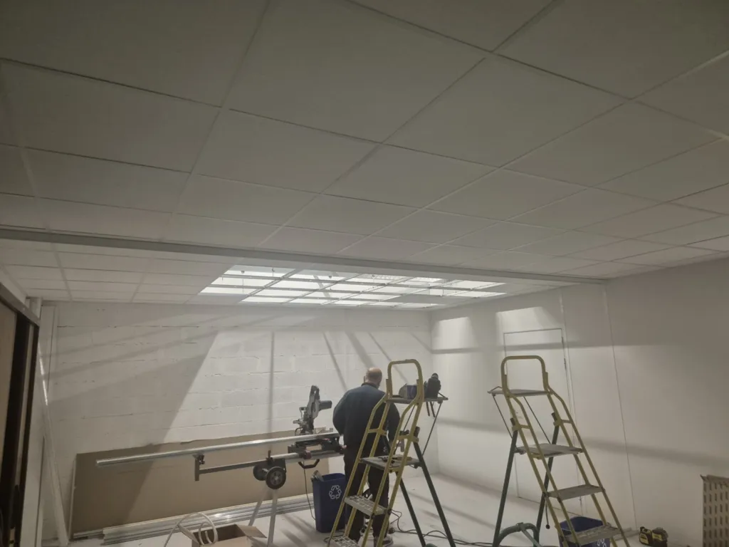 Installation complète de faux plafonds dans des bureaux d'entreprise lors d'une rénovation complète à Ecully dans l'ouest lyonnais