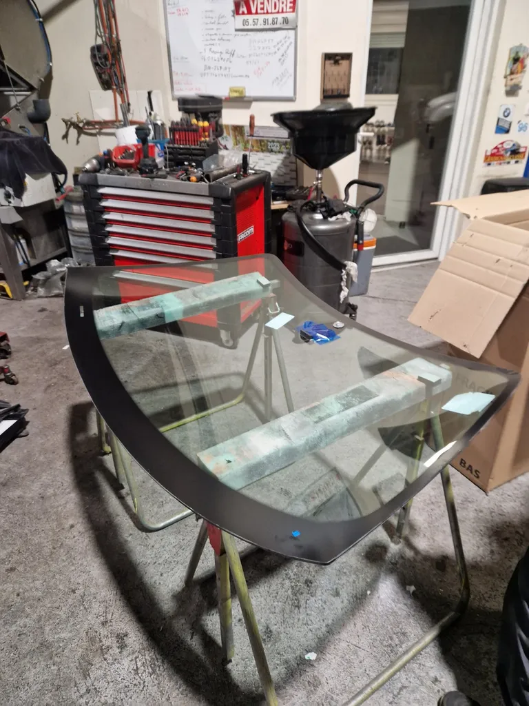 Remplacement vitrage automobile, pare-brise, vitre, lunette arrière, rétroviseur...