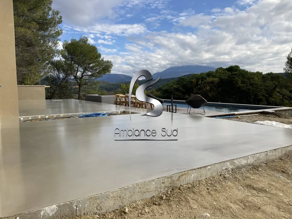 Terrasse en béton ciré extérieur à Saint-Tropez 83 Var