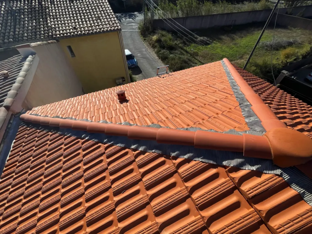 Intervention des couvreurs sur un changement de toiture de maison sur Châteauneuf-les-Martigues près de Martigues