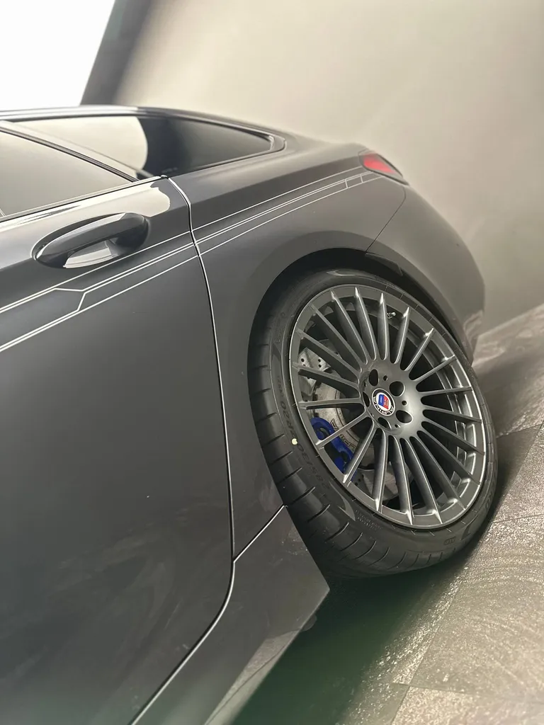 Lustrage sur une BMW Alpina B5 Touring 820 proche de Le Mans (72)
