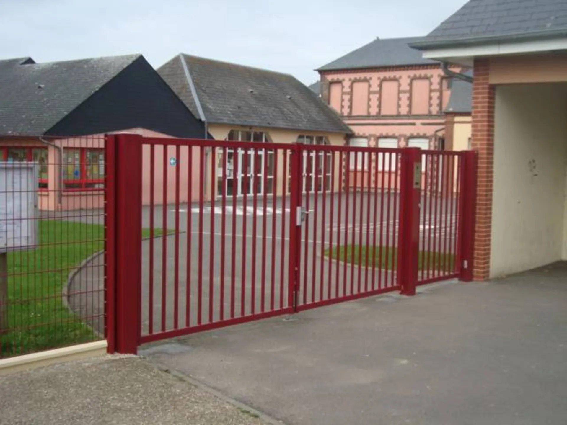 portail d'entrée d'école avec contrôle d'accès dans l'Eure 27