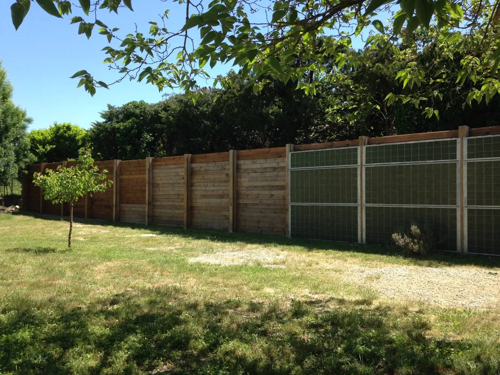 Clôture en bois avec panneaux anti bruit Noistop