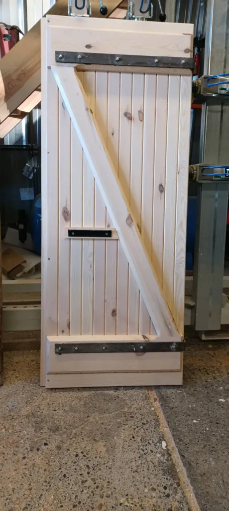 Fabrication d' un vantail de volet battant bois à l'identique pour une rénovation à Aix en Provence 