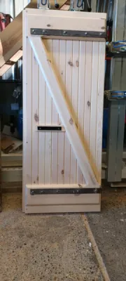 Fabrication d' un vantail de volet battant bois à l'identique pour une rénovation à Aix en Provence 